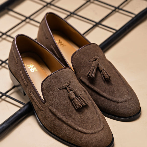 Premium loafers in brown suede leather with tesel on a mid heel