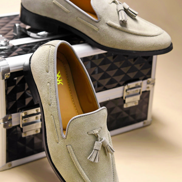 Premium loafers in grey suede leather with tesel on a mid heel