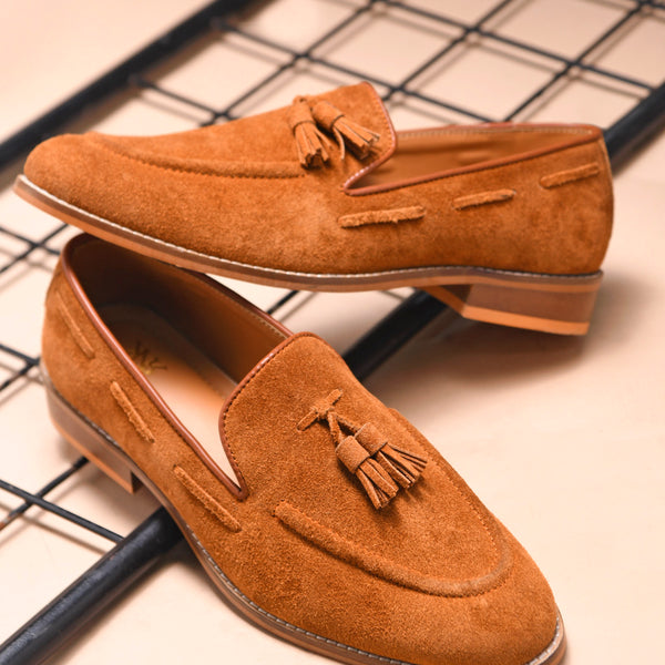 Premium loafers in tan suede leather with tesel on a mid heel