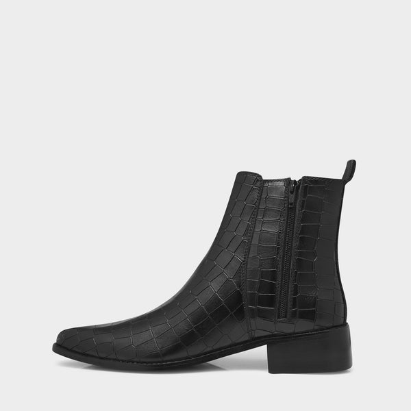 Men’s black crocodile-textured leather Chelsea boots with a sleek, pointed toe design