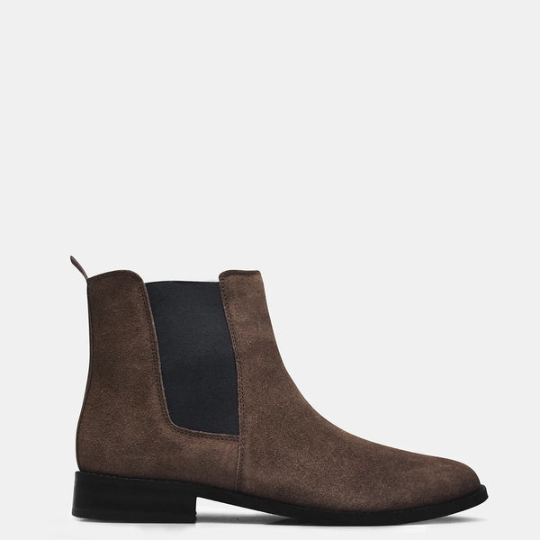 A men's luxury suede leather Chelsea boot with a mid heel and elastic side panels, in a brown color.