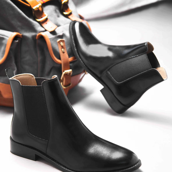 Black leather boots with side elastic and mid heel