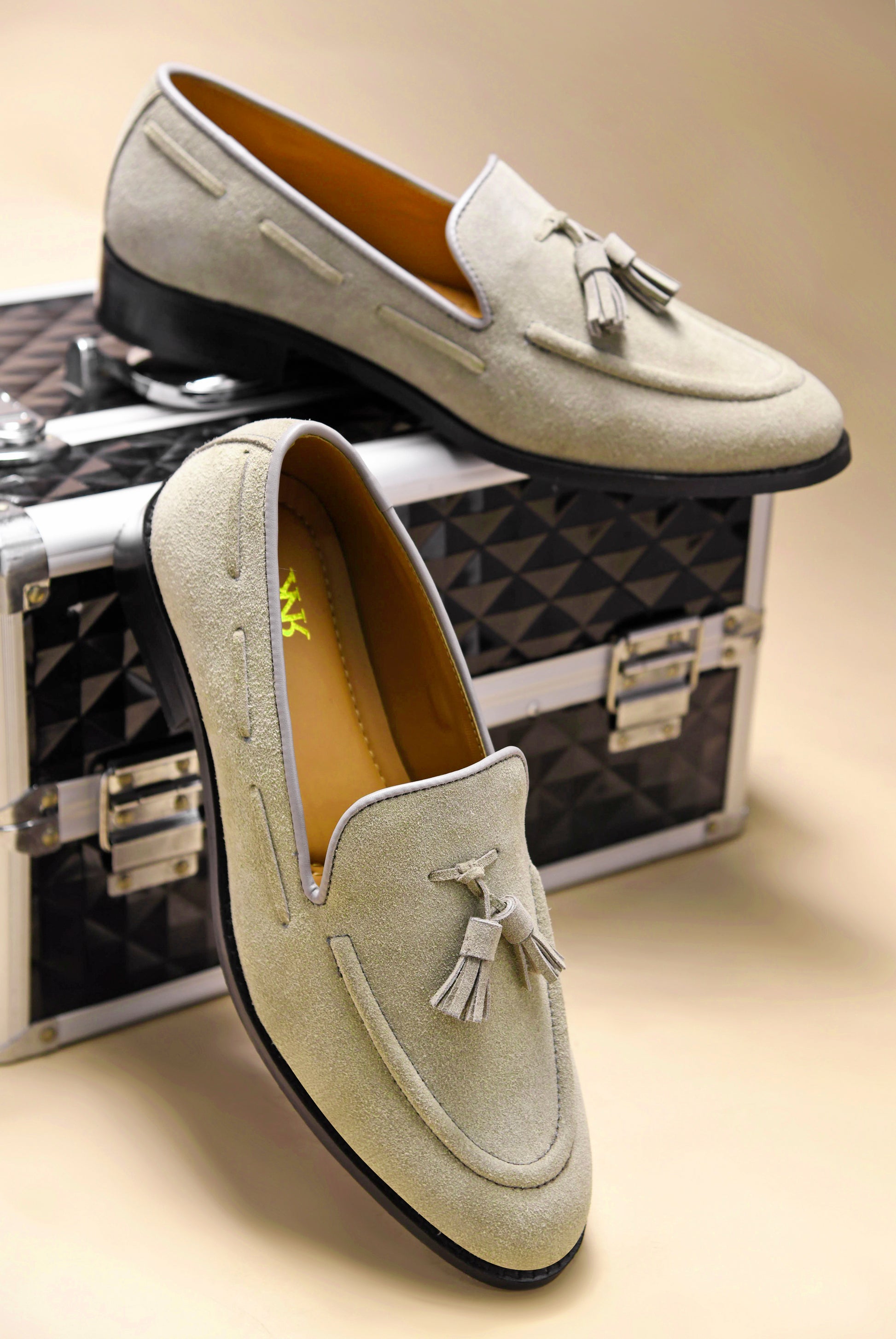 Premium loafers in grey suede leather with tesel on a mid heel