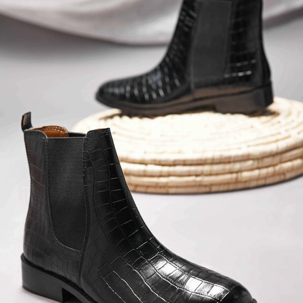 Black colour croco pattern boot with side elastic and mid heel